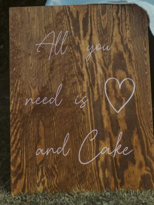 Schild_All you need is love and cake