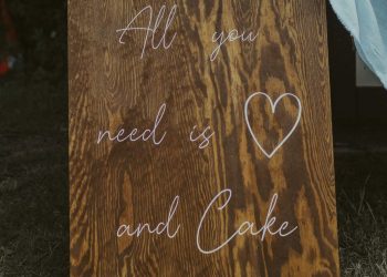 Schild_All you need is love and cake
