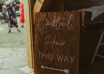 Schild_Cocktail Hour this way